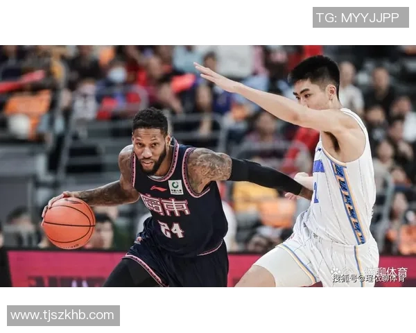 深圳篮球队比赛经验引发热议球迷对战术选择和球员表现的争论